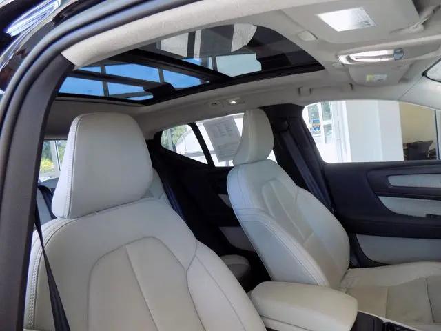 2023 Volvo XC40 B5 Plus Bright Theme