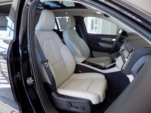 2023 Volvo XC40 B5 Plus Bright Theme