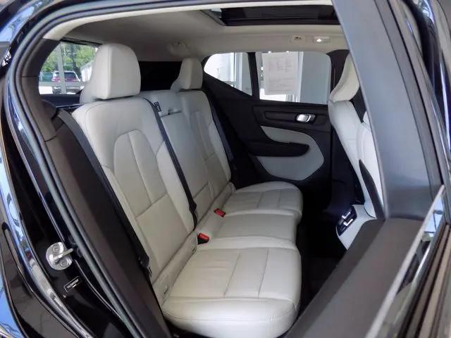 2023 Volvo XC40 B5 Plus Bright Theme