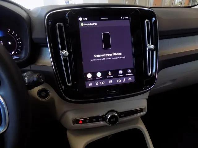 2023 Volvo XC40 B5 Plus Bright Theme