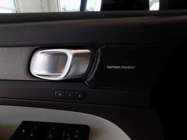 2023 Volvo XC40 B5 Plus Bright Theme