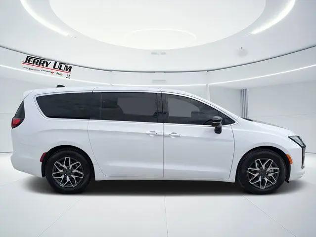 2027 Chrysler Pacifica Limited