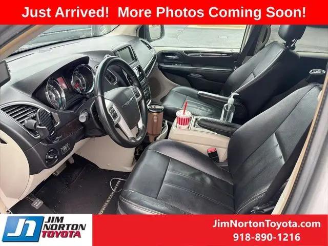 2016 Chrysler Town & Country Touring