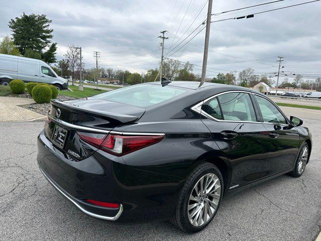 2022 Lexus ES 300h Luxury