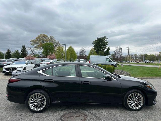 2022 Lexus ES 300h Luxury
