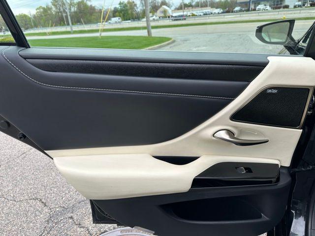 2022 Lexus ES 300h Luxury