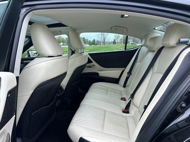 2022 Lexus ES 300h Luxury