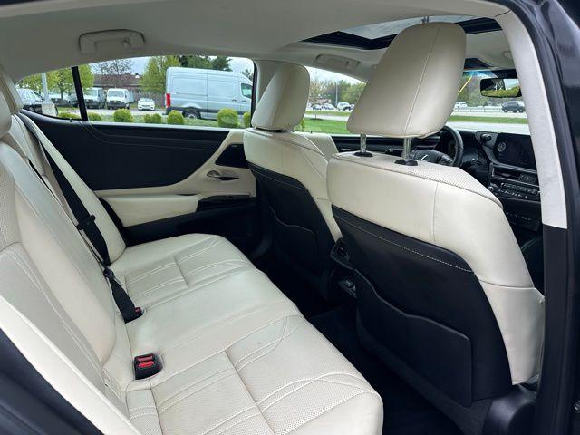 2022 Lexus ES 300h Luxury
