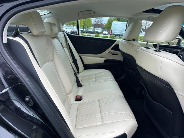 2022 Lexus ES 300h Luxury
