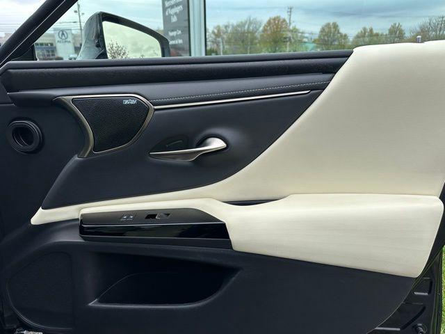 2022 Lexus ES 300h Luxury