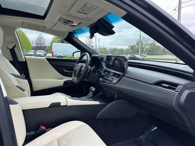 2022 Lexus ES 300h Luxury