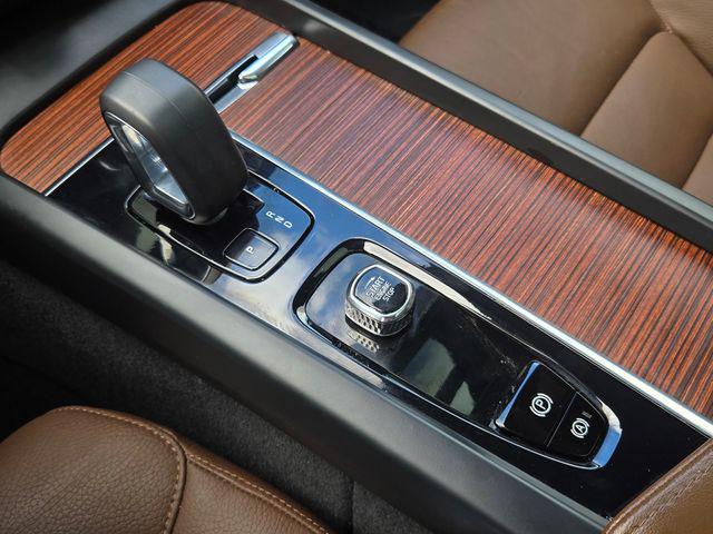 2023 Volvo XC60 Recharge T8 Plus Bright Theme