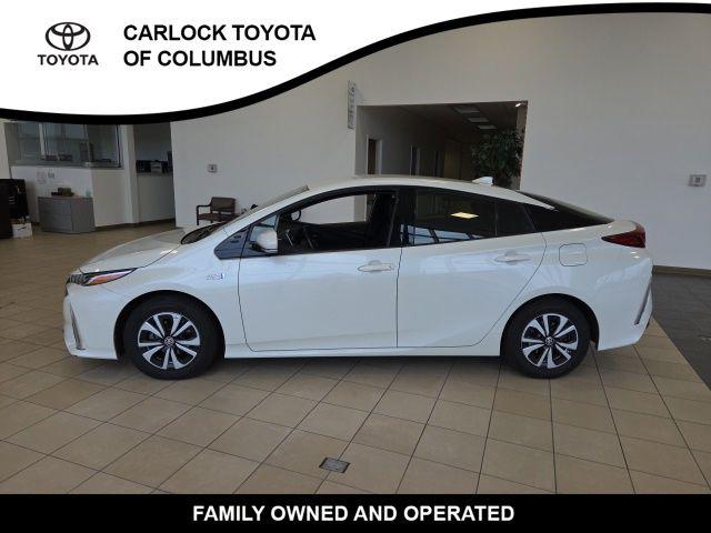 2017 Toyota Prius Prime Plus's photo