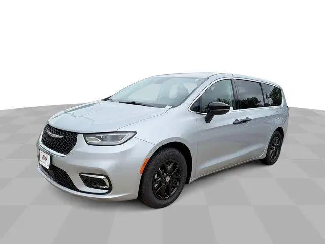 2023 Chrysler Pacifica Touring L for sale in Clive, IA