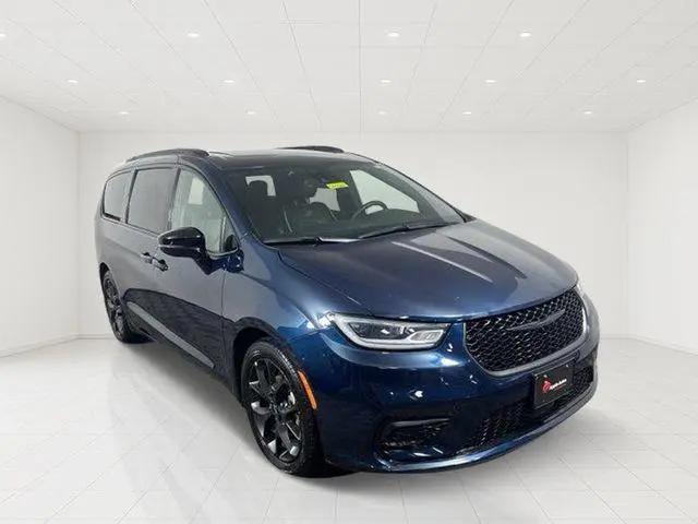 2025 Chrysler Pacifica Limited for sale in Shakopee, MN