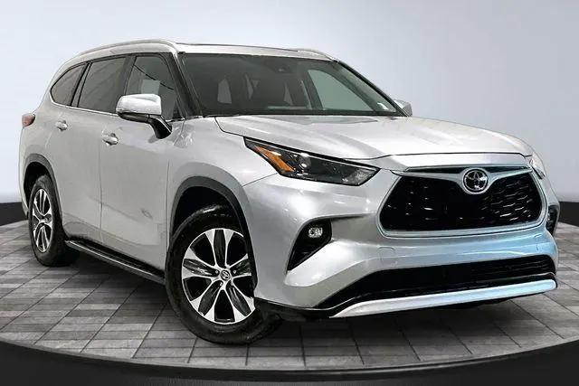 2023 Toyota Highlander XLE for sale in Roanoke, IN