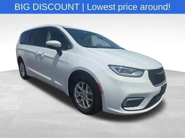 2023 Chrysler Pacifica Touring L for sale in Plainfield, IN