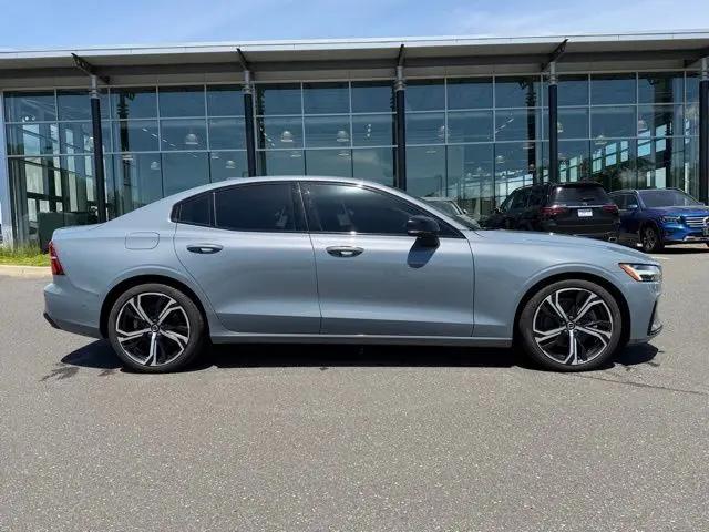 2024 Volvo S60 B5 Plus Dark Theme