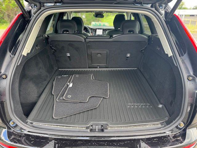 2023 Volvo XC60 B5 Plus Dark Theme
