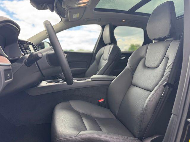 2023 Volvo XC60 B5 Plus Dark Theme