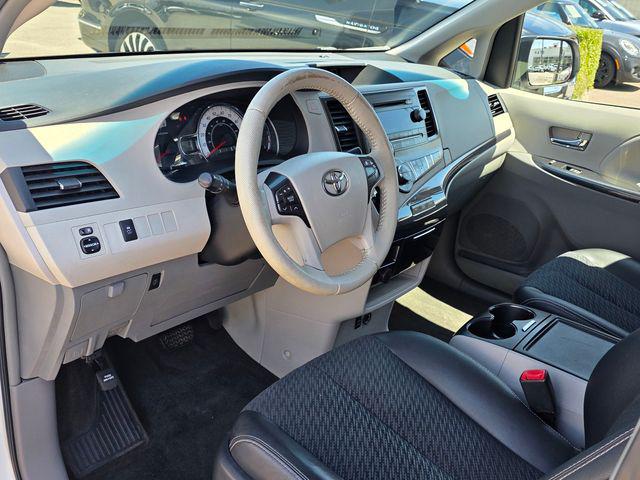 2014 Toyota Sienna SE 8 Passenger