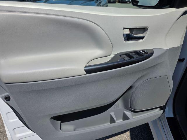 2014 Toyota Sienna SE 8 Passenger