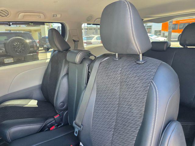 2014 Toyota Sienna SE 8 Passenger