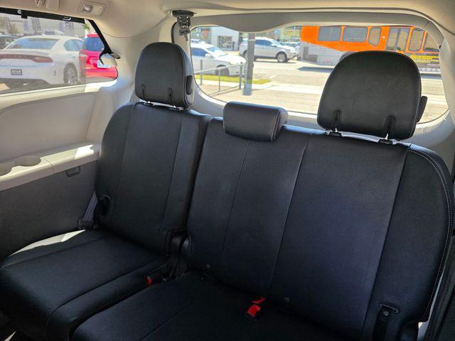 2014 Toyota Sienna SE 8 Passenger