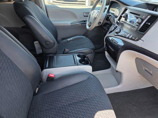 2014 Toyota Sienna SE 8 Passenger
