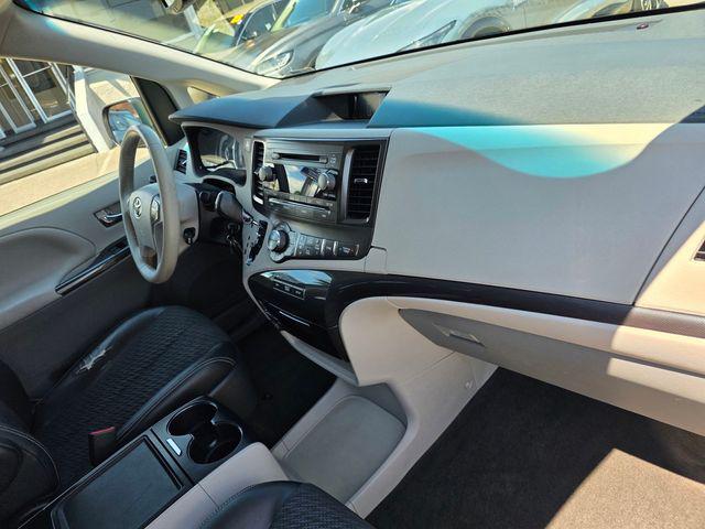 2014 Toyota Sienna SE 8 Passenger