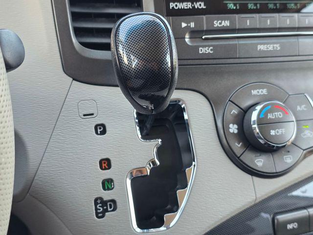 2014 Toyota Sienna SE 8 Passenger