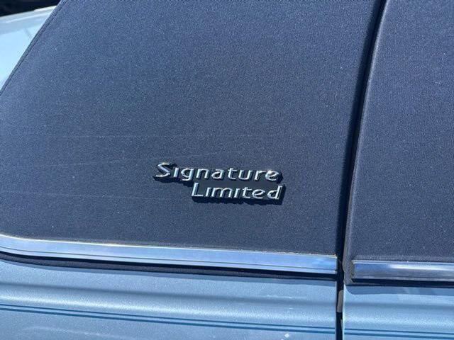 2011 Lincoln Town Car Signature Limited