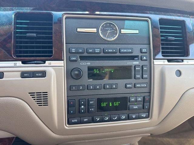 2011 Lincoln Town Car Signature Limited