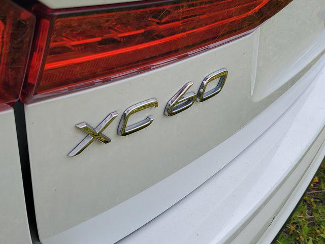 2024 Volvo XC60 Recharge T8 Core Dark Theme