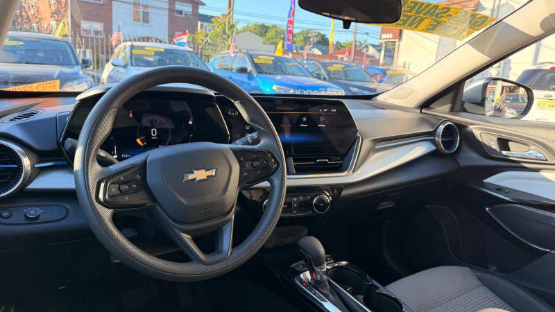 2025 Chevrolet Trax FWD LT