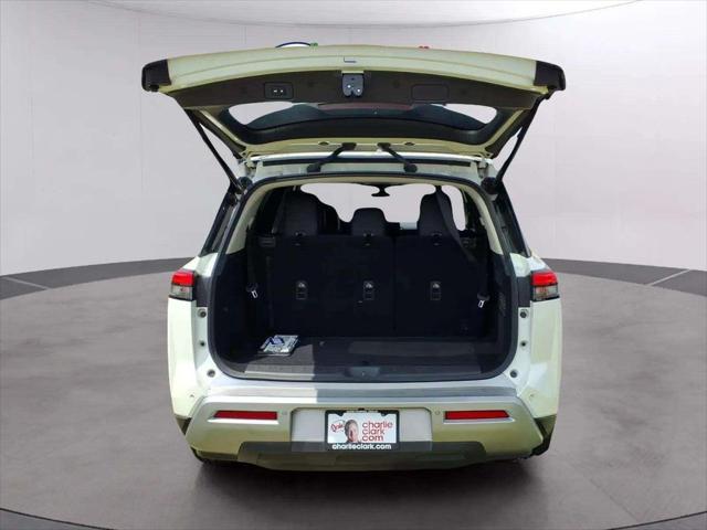 2023 Nissan Pathfinder SL FWD