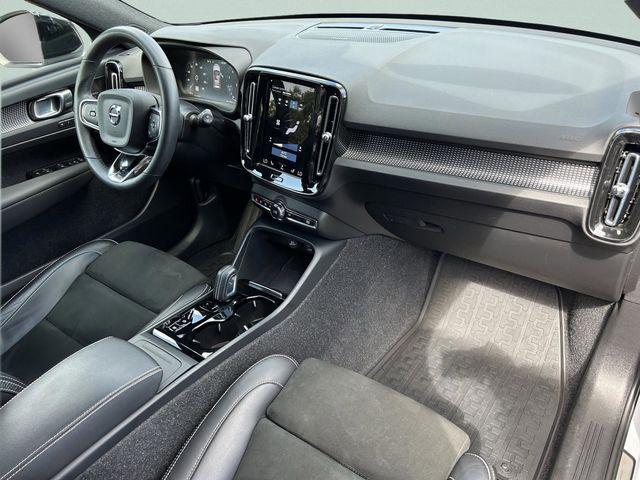 2022 Volvo XC40 T5 R-Design