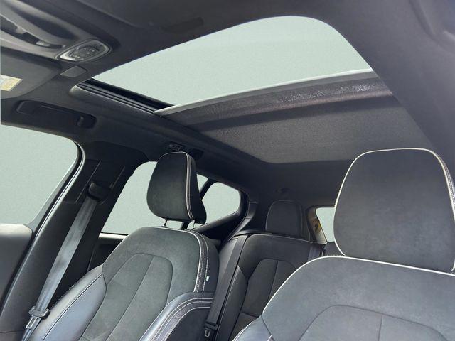 2022 Volvo XC40 T5 R-Design