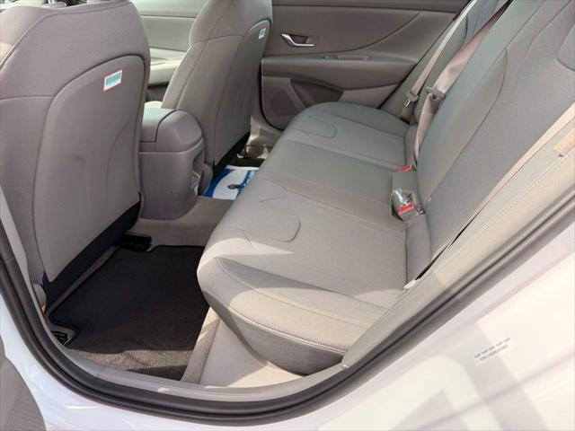2025 Hyundai Elantra SE