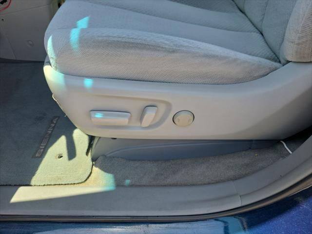 2012 Toyota Sienna LE V6 8 Passenger