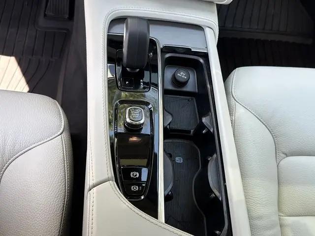 2025 Volvo XC90 B5 Core