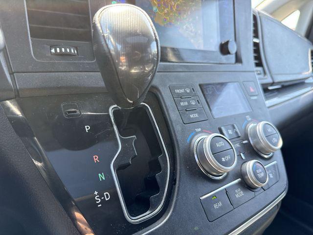 2017 Toyota Sienna SE 8 Passenger