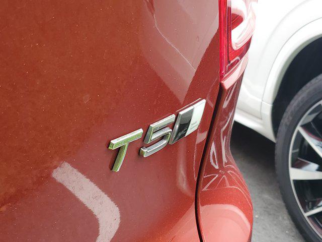 2022 Volvo XC40 T5 R-Design