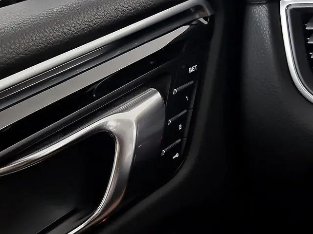 2018 Porsche Macan Macan