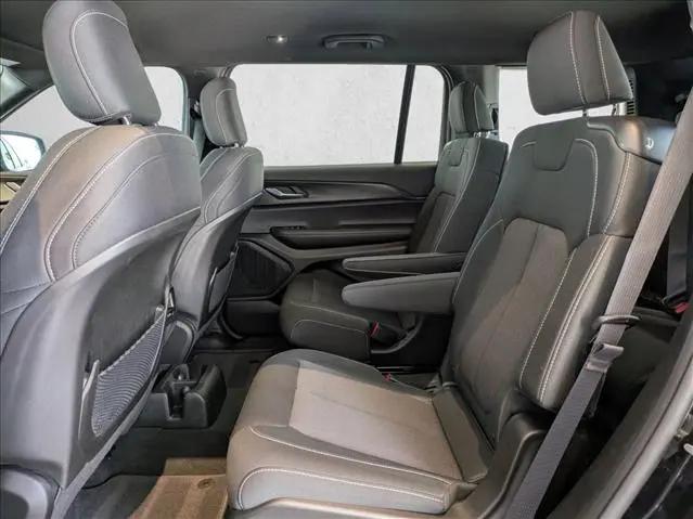 2025 Jeep Grand Cherokee L Laredo 4x2