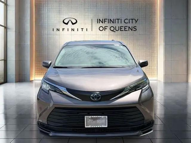 2022 Toyota Sienna LE