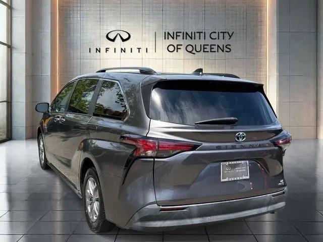 2022 Toyota Sienna LE