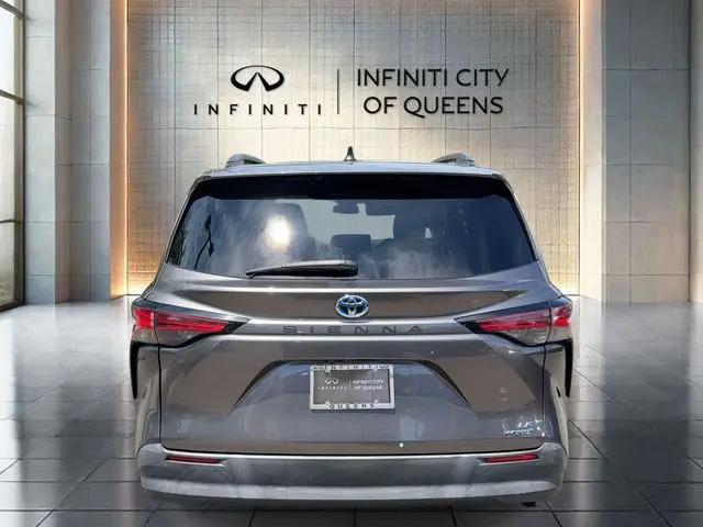 2022 Toyota Sienna LE