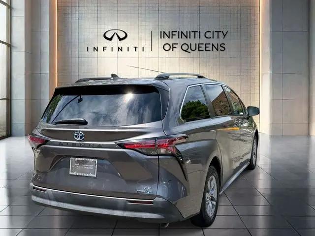 2022 Toyota Sienna LE