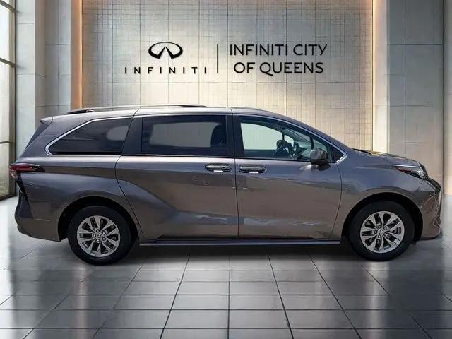 2022 Toyota Sienna LE